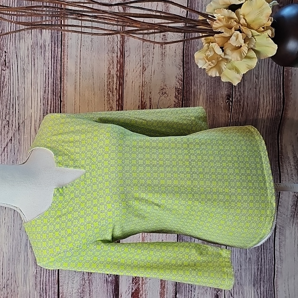 NEW JONES NEW YORK GREEN YELLOW 3/4 SLEEVE SPLIT V NECK PULLOVER TOP